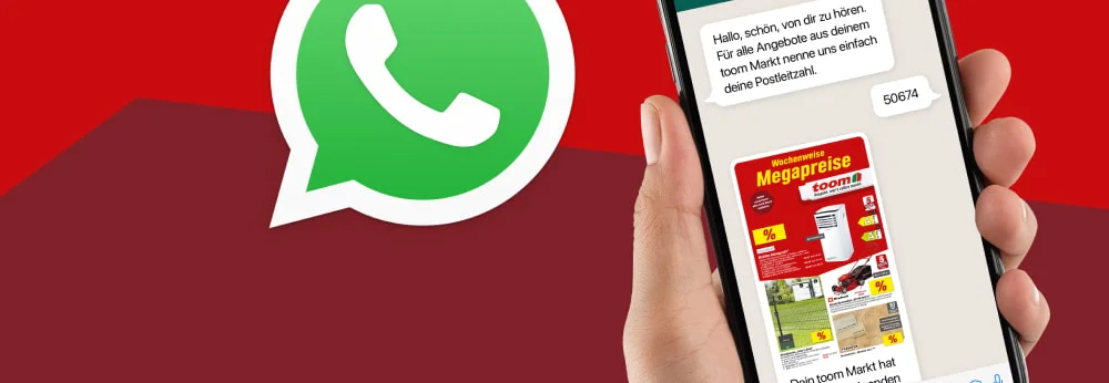 Eine Hand hält ein Smartphone, das den toom Prospekt im WhatsApp-Chat zeigt.